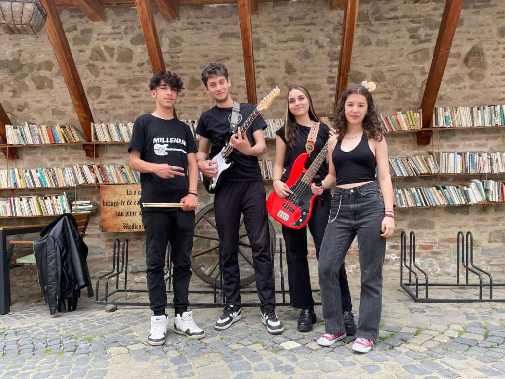 Note de subsol cu formația Millenium